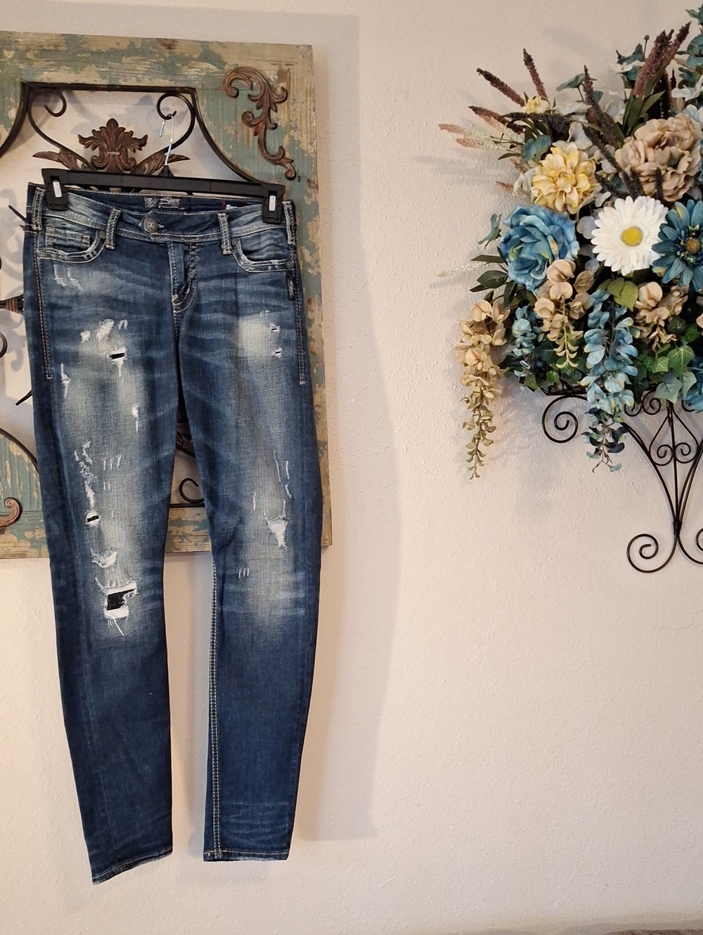Silver Jeans Women's Ripped Skinny Jeans. Size 27